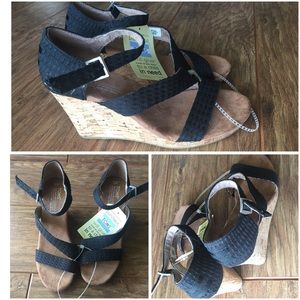 NWT Tom’s Black Wedges